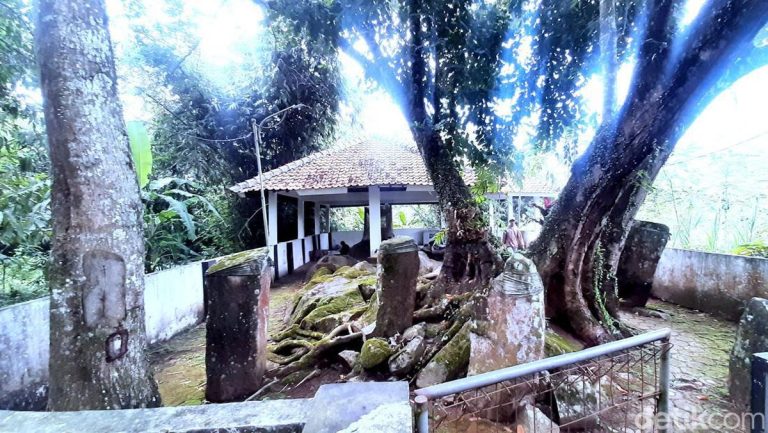 makam bupati anom wirasuta karawang